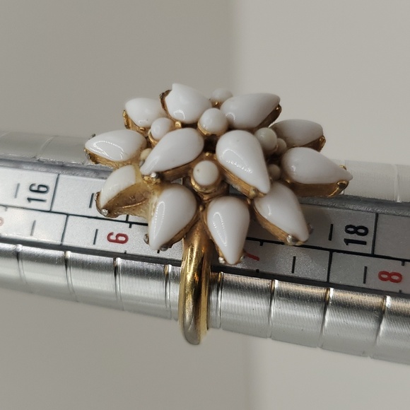 Lot of Five Vintage Costume Rings, Sizes 7-9 (including Trifari) - Picture 9 of 11